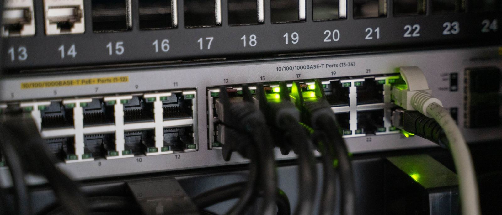 Rack de servidores com cabeamento organizado